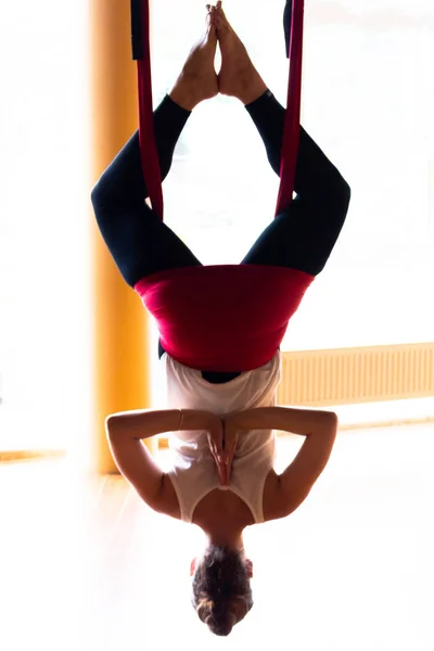 Dziewczyna jest zaangażowany w powietrzu jogi — Zdjęcie stockowe