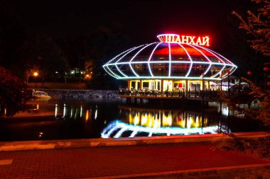 Khabarovsk, Rusya-Ağustos 23, 2018: gece şehir havuzları