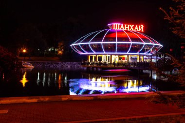 Khabarovsk, Rusya-Ağustos 23, 2018: gece şehir havuzları
