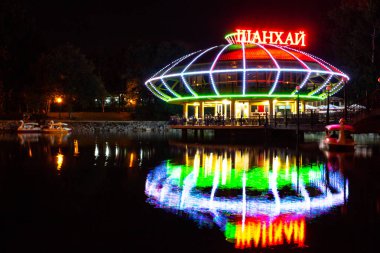 Khabarovsk, Rusya-Ağustos 23, 2018: gece şehir havuzları