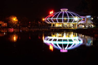 Khabarovsk, Rusya-Ağustos 23, 2018: gece şehir havuzları