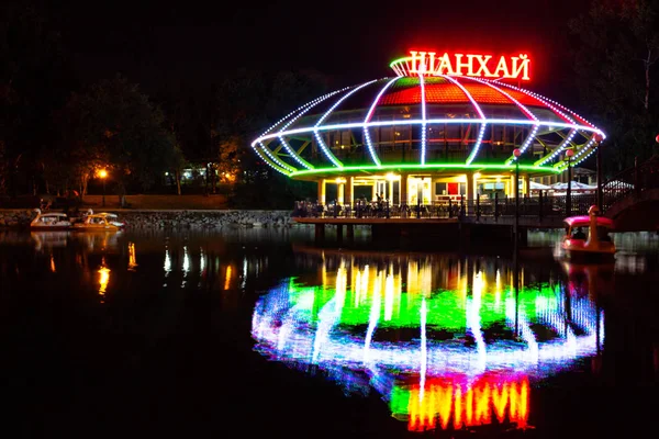 Khabarovsk, Russie - 23 août 2018 : étangs urbains la nuit — Photo