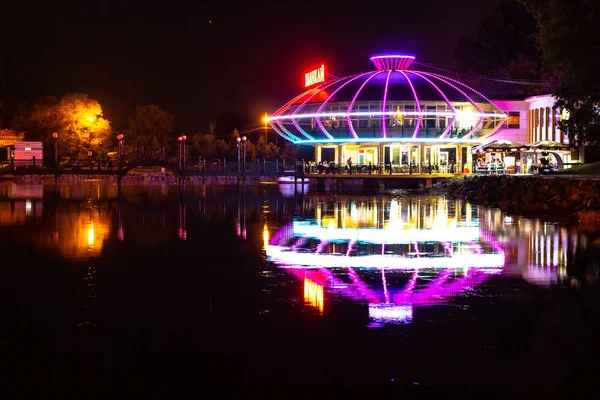 Chabarowsk, Russland - 23. August 2018: Stadtteiche in der Nacht — Stockfoto