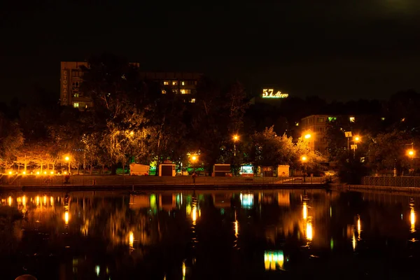 Khabarovsk, Russie - 23 août 2018 : étangs urbains la nuit — Photo