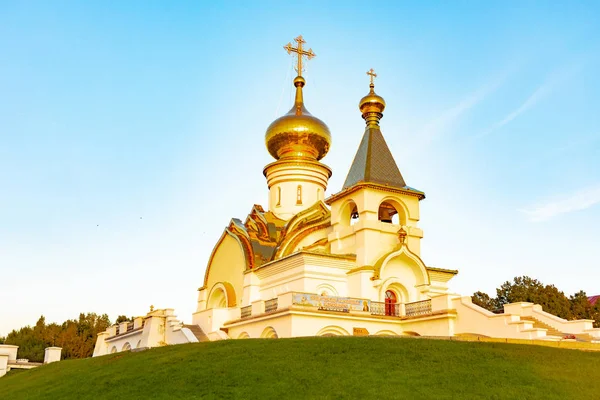 St. Seraphim Tapınağı Sarov Habarovsk şehir içinde güzel manzara günbatımı sırasında. Güzel bir yeşil çim ön planda. Dini mimari, binalar ve gelenekleri. Rusya.