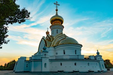 St. Seraphim Tapınağı Sarov Habarovsk şehir içinde güzel manzara günbatımı sırasında. Güzel bir yeşil çim ön planda. Dini mimari, binalar ve gelenekleri. Rusya.