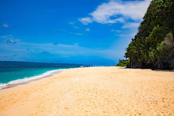 Puka beach turistler olmadan. Sarı kum. Parlak mavi gökyüzü. Güzel mavi deniz.