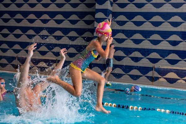 儿童假日海王星日在游泳池健身俱乐部全球 — 图库照片