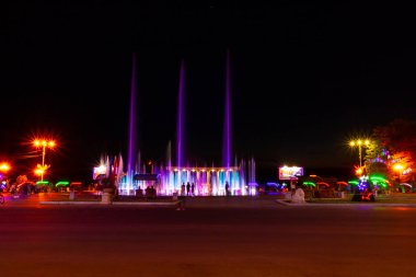 Amur Nehri Habarovsk şehir içinde dolgu üzerinde parlak renkli çeşmeler geceleri. Parlak renk. Fener aydınlatma.