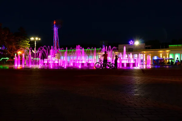 Fontes Coloridas Brilhantes Noite Dique Rio Amur Cidade Khabarovsk Cor — Fotografia de Stock