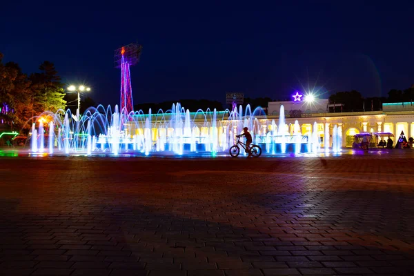 Fontes Coloridas Brilhantes Noite Dique Rio Amur Cidade Khabarovsk Cor — Fotografia de Stock