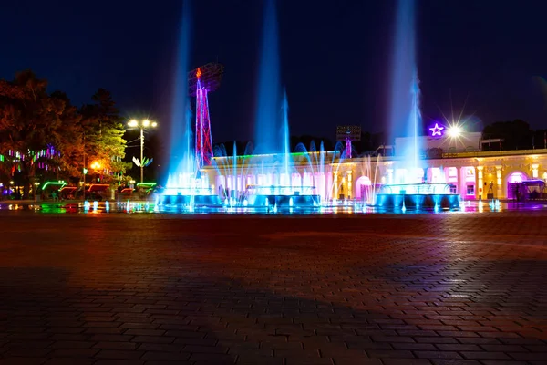 Fontane Colorate Luminose Notte Sull Argine Del Fiume Amur Nella — Foto Stock