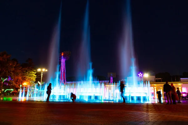 明亮多彩的喷泉在夜晚的哈巴罗夫斯克的黑龙江河路堤 鲜艳的颜色 灯具照明 — 图库照片