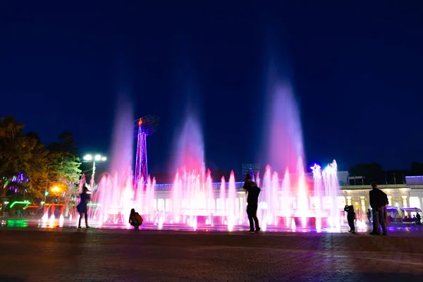明亮多彩的喷泉在夜晚的哈巴罗夫斯克的黑龙江河路堤 鲜艳的颜色 灯具照明 — 图库照片