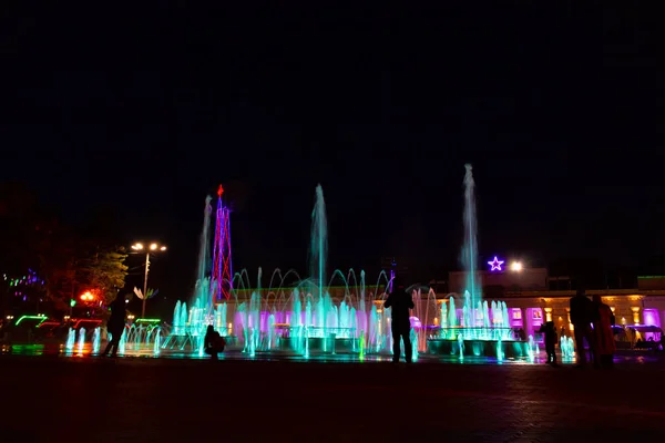 ハバロフスクのアムール川の堤防で夜明るいカラフルな噴水 明るい色です 提灯の照明 — ストック写真
