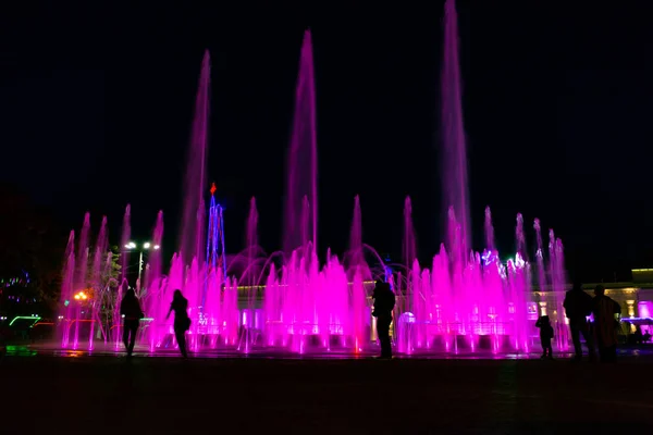 Fontes Coloridas Brilhantes Noite Dique Rio Amur Cidade Khabarovsk Cor — Fotografia de Stock