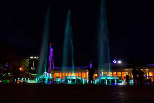 Fontes Coloridas Brilhantes Noite Dique Rio Amur Cidade Khabarovsk Cor — Fotografia de Stock