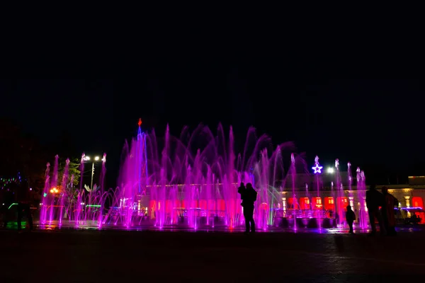 Heldere Kleurrijke Fonteinen Nachts Aan Kade Van Amoer Stad Chabarovsk — Stockfoto