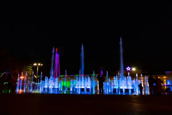 Fontane Colorate Luminose Notte Sull Argine Del Fiume Amur Nella — Foto Stock