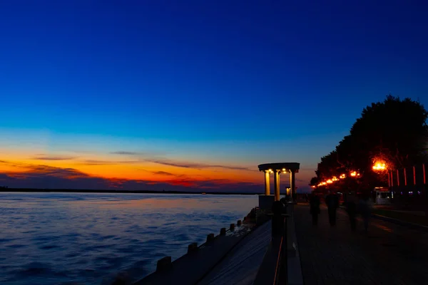 Pôr Sol Aterro Rio Amur Khabarovsk Sol Pôs Sobre Horizonte — Fotografia de Stock