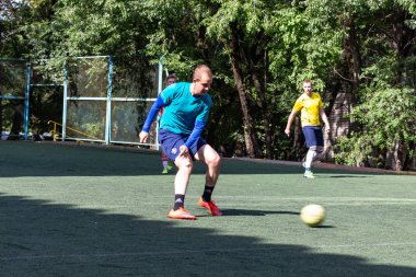 Millet, mini futbol yeşil yapay çim üzerinde oyun