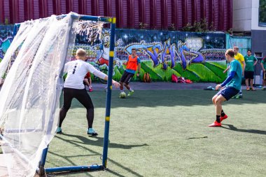 Millet, mini futbol yeşil yapay çim üzerinde oyun