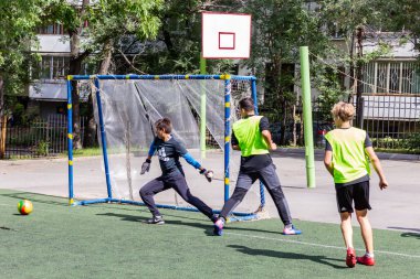 Millet, mini futbol yeşil yapay çim üzerinde oyun