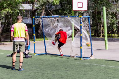 Millet, mini futbol yeşil yapay çim üzerinde oyun