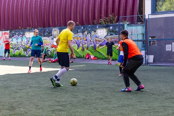 Los Hombres Juegan Mini Fútbol Césped Artificial Verde —  Fotos de Stock