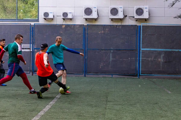 Los Hombres Juegan Mini Fútbol Césped Artificial Verde —  Fotos de Stock