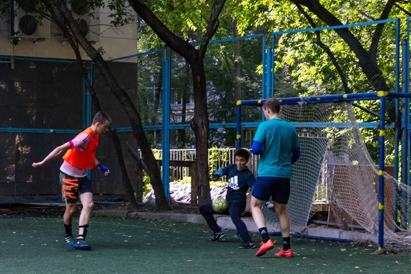 緑の人工芝の上で男性がミニ サッカーします — ストック写真