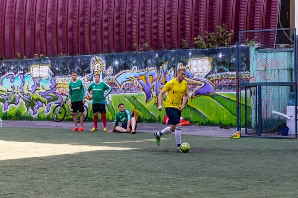 Homens Jogar Mini Futebol Relvado Artificial Verde — Fotografia de Stock