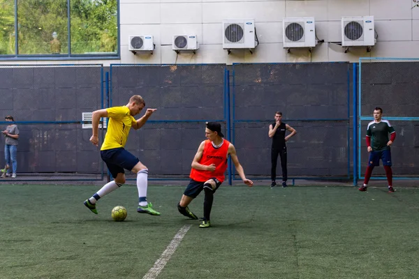 緑の人工芝の上で男性がミニ サッカーします — ストック写真