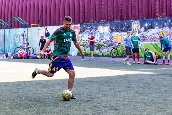 Homens Jogar Mini Futebol Relvado Artificial Verde — Fotografia de Stock