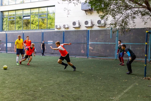 Los Hombres Juegan Mini Fútbol Césped Artificial Verde —  Fotos de Stock