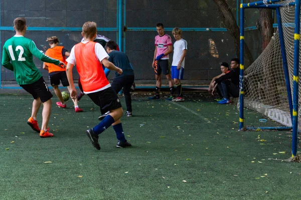 Gli Uomini Giocano Mini Calcio Sul Tappeto Erboso Artificiale Verde — Foto Stock