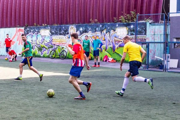 Los Hombres Juegan Mini Fútbol Césped Artificial Verde —  Fotos de Stock