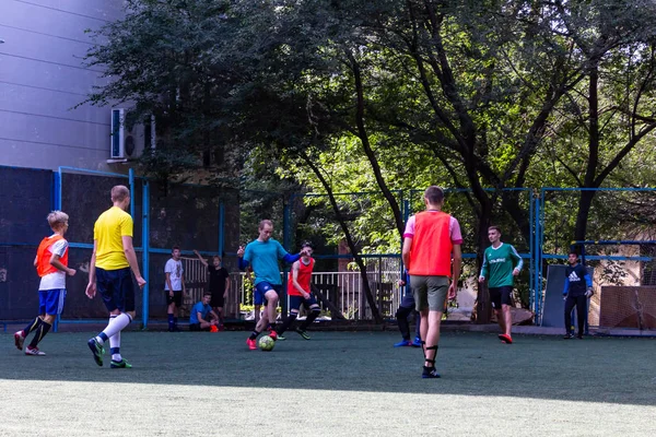 Laki Laki Bermain Sepak Bola Mini Rumput Buatan Hijau — Stok Foto