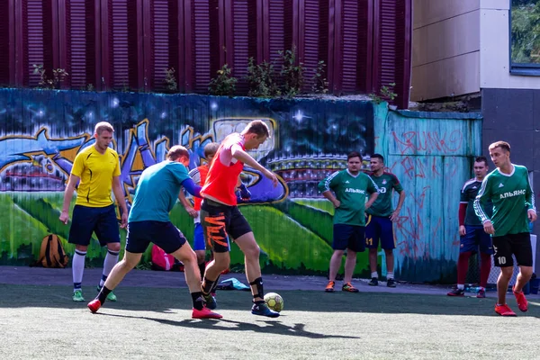 Homens Jogar Mini Futebol Relvado Artificial Verde — Fotografia de Stock