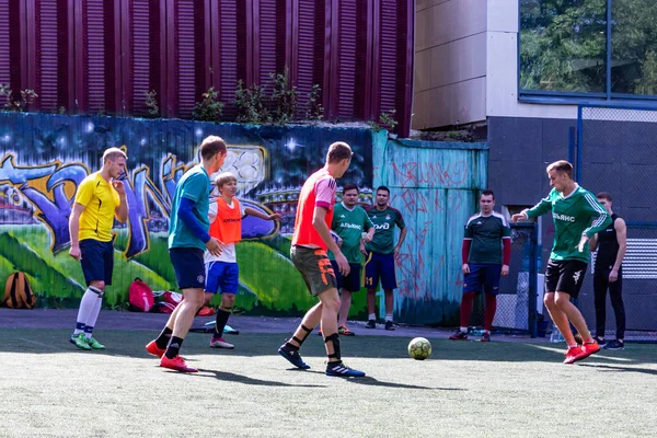 Los Hombres Juegan Mini Fútbol Césped Artificial Verde —  Fotos de Stock