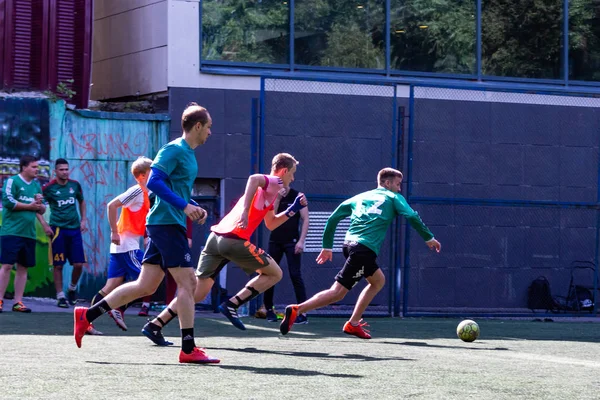 Les Hommes Jouent Mini Football Sur Gazon Artificiel Vert — Photo