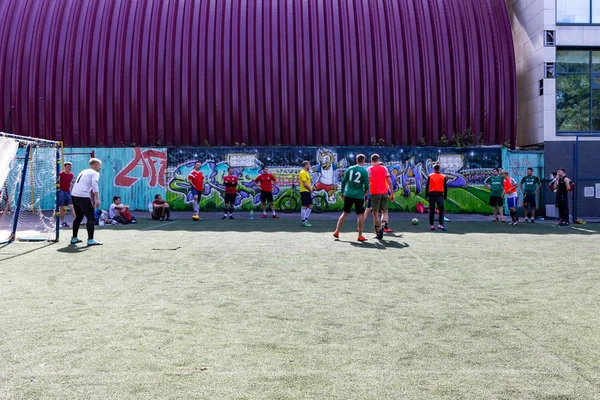 Bărbații Joacă Mini Fotbal Gazonul Artificial Verde — Fotografie, imagine de stoc