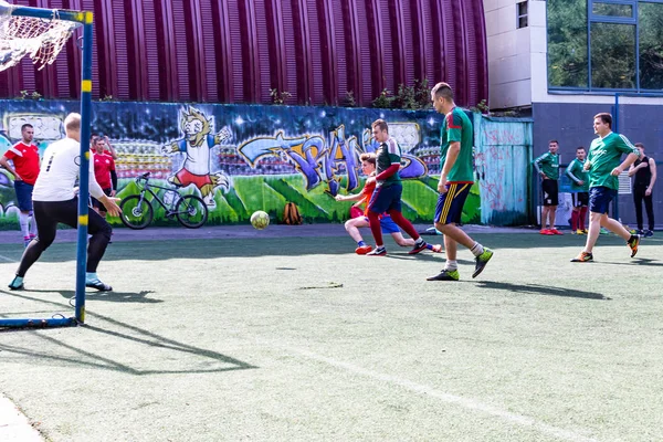 Los Hombres Juegan Mini Fútbol Césped Artificial Verde —  Fotos de Stock