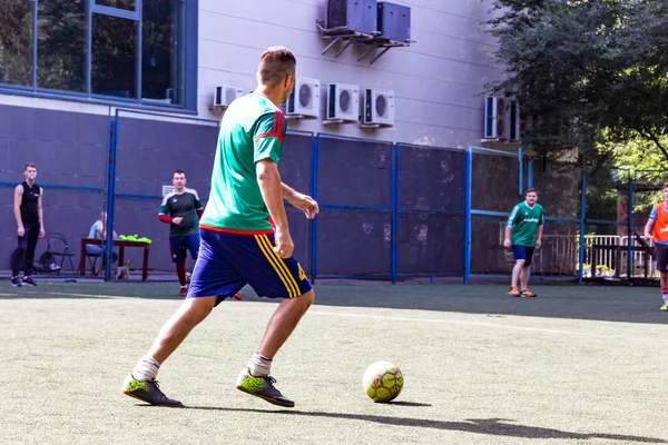 Los Hombres Juegan Mini Fútbol Césped Artificial Verde —  Fotos de Stock