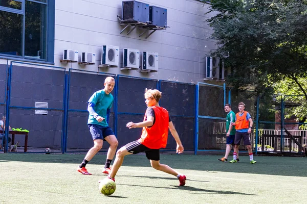 Laki Laki Bermain Sepak Bola Mini Rumput Buatan Hijau — Stok Foto