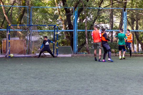 Männer Spielen Mini Fußball Auf Grünem Kunstrasen — Stockfoto