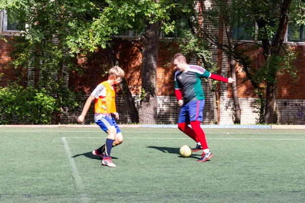 Les Hommes Jouent Mini Football Sur Gazon Artificiel Vert — Photo