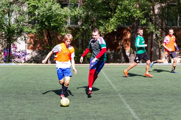 Mannen Spelen Mini Voetbal Groene Kunstgras — Stockfoto