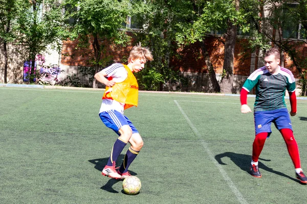 Les Hommes Jouent Mini Football Sur Gazon Artificiel Vert — Photo