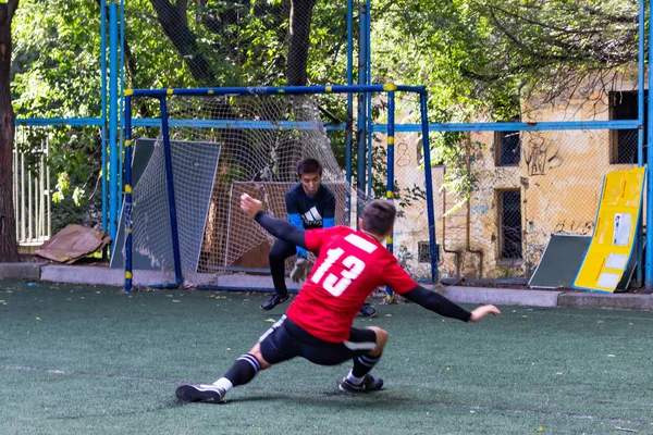 Män Spelar Mini Fotboll Grönt Konstgräs — Stockfoto